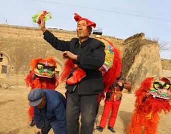 甘肃庆阳78岁农民演“社火”引导年轻人走正路”