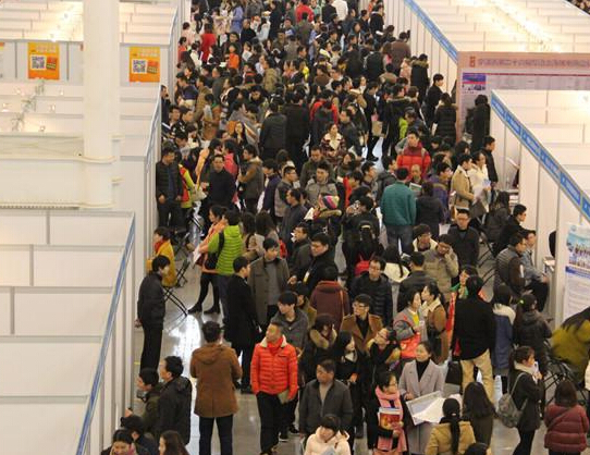 宁波高校毕业生供需洽谈会现场求职者爆棚”