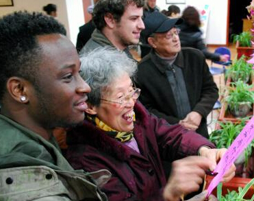 “洋小伙”猜灯谜包元宵体验中国传统习俗”