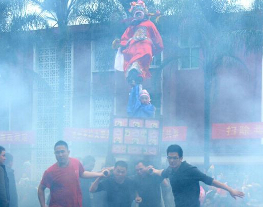 福建连城精彩“走古事”闹元宵”