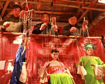 江西广昌村民看“非遗”木偶戏庆春节”