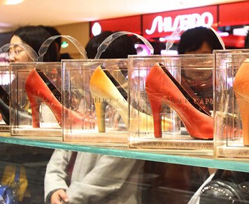 巧克力制作“甜美”高跟鞋亮相南京”