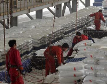 春播即将开始 新疆南部抓住黄金季备足春耕肥”