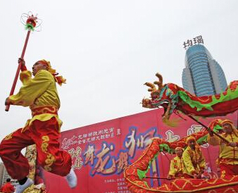 三峡草根龙狮队上演元宵“龙狮斗””