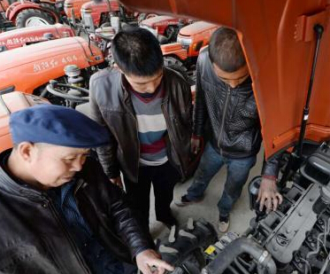 临近春播新疆农民选购农机忙”