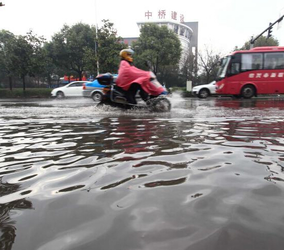 浙江绍兴首场雷阵雨 行人涉水出行”
