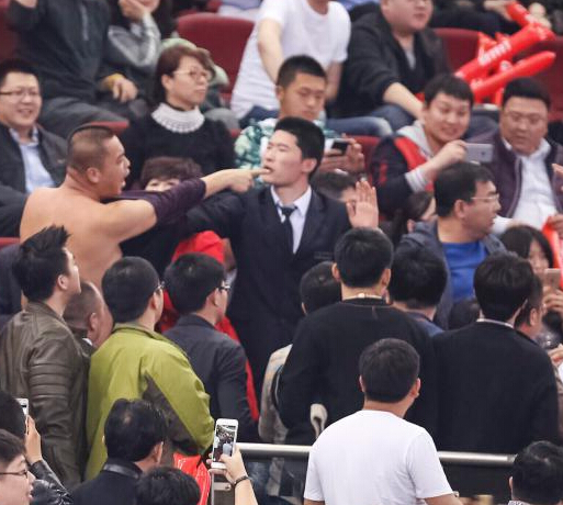 CBA总决赛第四场 球迷看台发生冲突”