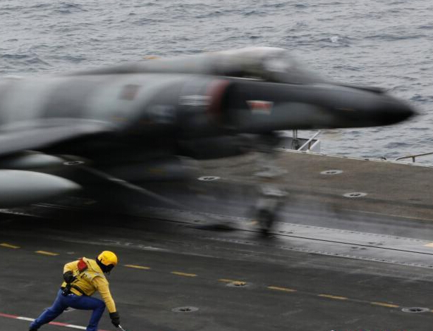 法国战机从戴高乐航母上起飞打击极端组织”