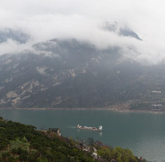 雾漫峡江美如画”