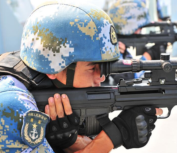 海军护航编队特战队员进行海上实弹射击训练”