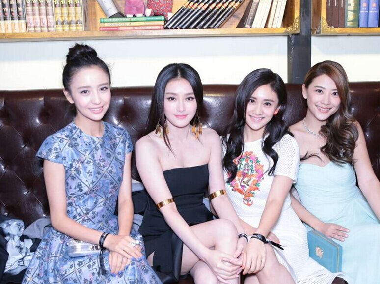 刘芸镂空白裙亮相颁奖盛典 俏皮不失妩媚”