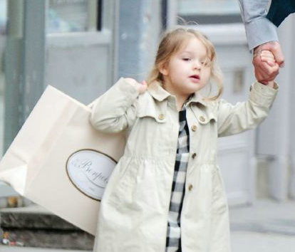 小贝蓄须带女儿购物 哈珀扛战利品变女汉子”