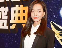 王珞丹率性亮相挺公益 获封“年度明星公民””