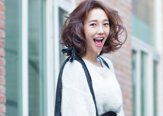 周迅白百何李宇春精致出行 随性潮搭街拍超有型”