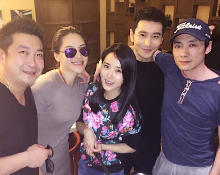 组图:黄晓明张恒等人北影96班同学会 赵薇缺席”