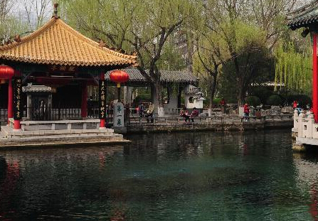 ������ͻȪˮλ���ƺ�ɫ�����ߡ�