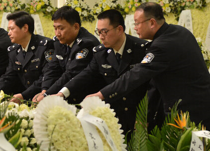 ����Ⱥ�ڡ�������ʹ������������ʢȪ��