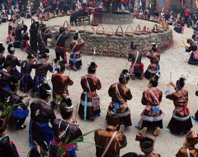 广西三江侗乡千人敬“萨”祈福”