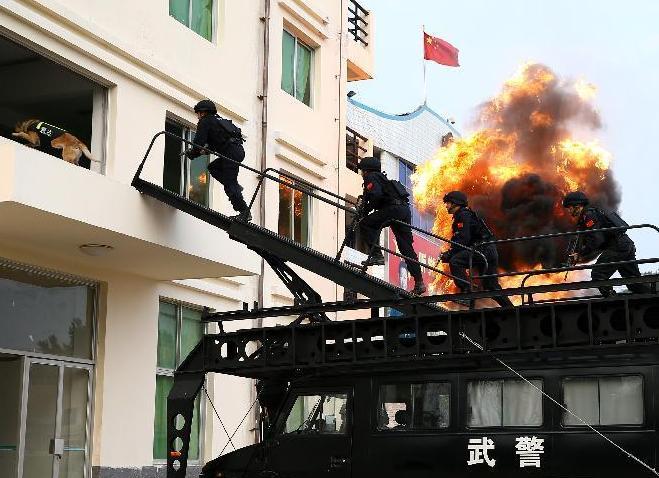 �����侯����ѵ����ս���䡱