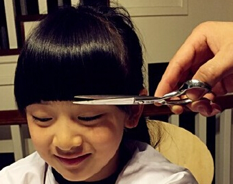 田亮为森蝶理发遭嫌弃网友:放开让我来”