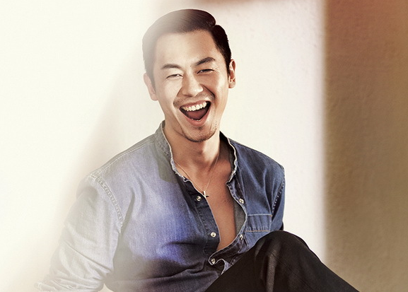 图:朱亚文人生交替向前 阳光写真桀骜大笑”