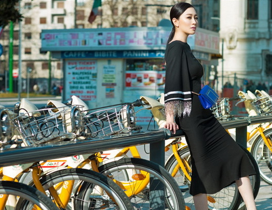 李小冉米兰街拍写真 黑裙长腿任性秀美背”