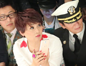 组图:潘婕时装周看秀造型抢眼风采依旧”