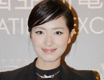 亚洲电影节红毯群星争艳万茜蛮腰美腿独占鳌头”