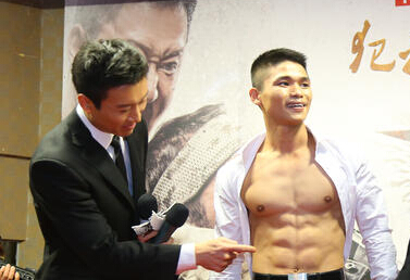 《战狼》直男集结广州吴京与特种兵PK腹肌”