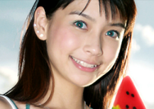 Angelababy早年写真曝光 戴美瞳青春稚嫩”