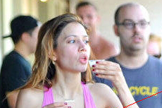 男神怎么能这样!小贝带儿出行却偷瞄路人美胸”