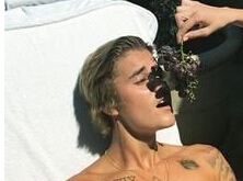 比伯度假超享受 晒日光浴让辣妹喂葡萄(图)”