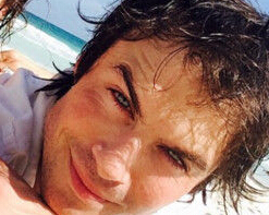 《吸血鬼》“达蒙”伊恩晒订婚钻戒 牵手秀幸福”