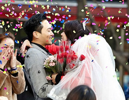 张智霖真人秀中首尔浪漫求婚 袁咏仪感动落泪”