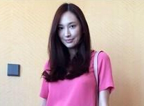 吴佩慈近照凸肚疑有孕 亲回称仅是角度问题”