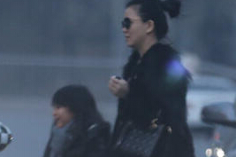 李湘带女儿王诗龄买甜点墨镜遮面气场强大”
