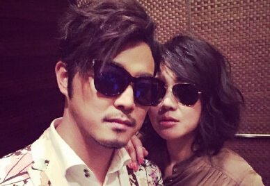 沙溢闫妮合影变身武林特工姚晨喊话:记得我么”