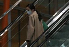 杨幂包裹严实低调现身坐扶梯不时回看助理”