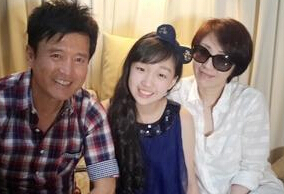 李翊君携女做客访谈节目 女儿长相酷似周冬雨”