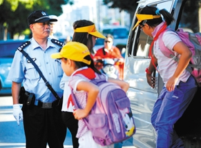 “警察爷爷”患癌症 师生捐款36万”