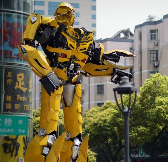 “变形金刚”现身南京街头展威猛身材”