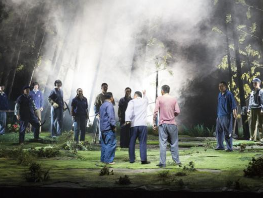 大型话剧《小平小道》在南昌开演”