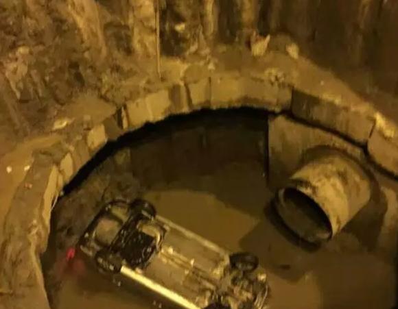 �ֳ�ֱ�����Ϻ����ɽ�·һ��׹����ӡ�