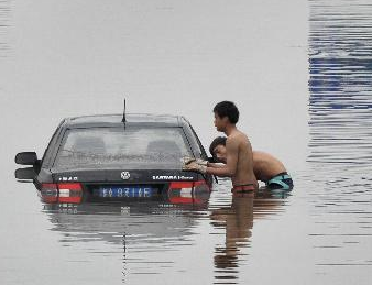 长沙:暴雨袭城水淹车”