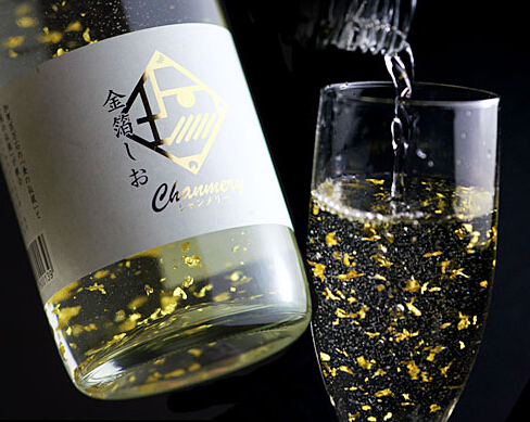 日本推出“土豪”版碳酸饮料 内含大量金箔”