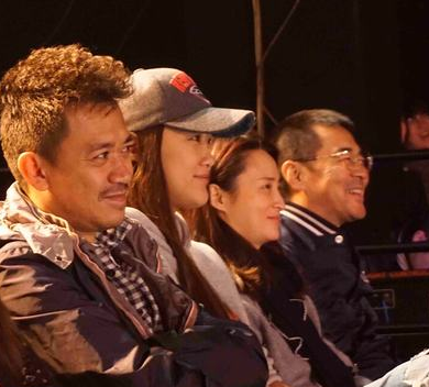 王学兵涉毒风波后首现身 携妻观看戏剧心情好”