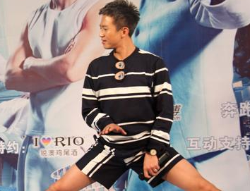 邓超晒“劈叉”照 网友:2015最佳美腿/图”