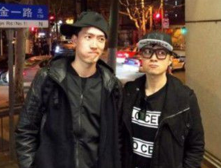 刘翔与古巨基上海小聚 撇嘴拍照表情搞怪”