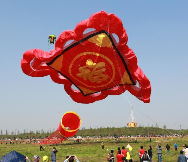 世界最大软体风筝在长沙放飞”