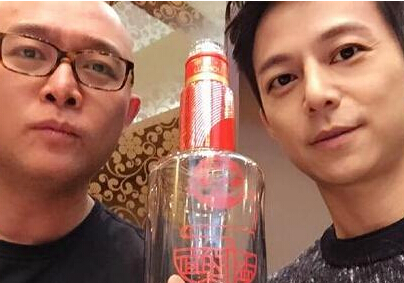 孟非何炅拼酒 被调侃“主持界的华山论剑””